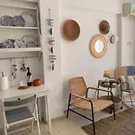Romy's Cozy One Bedroom Apt * 拉纳卡