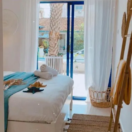 Romy's Cozy One Bedroom Apt דירה *
